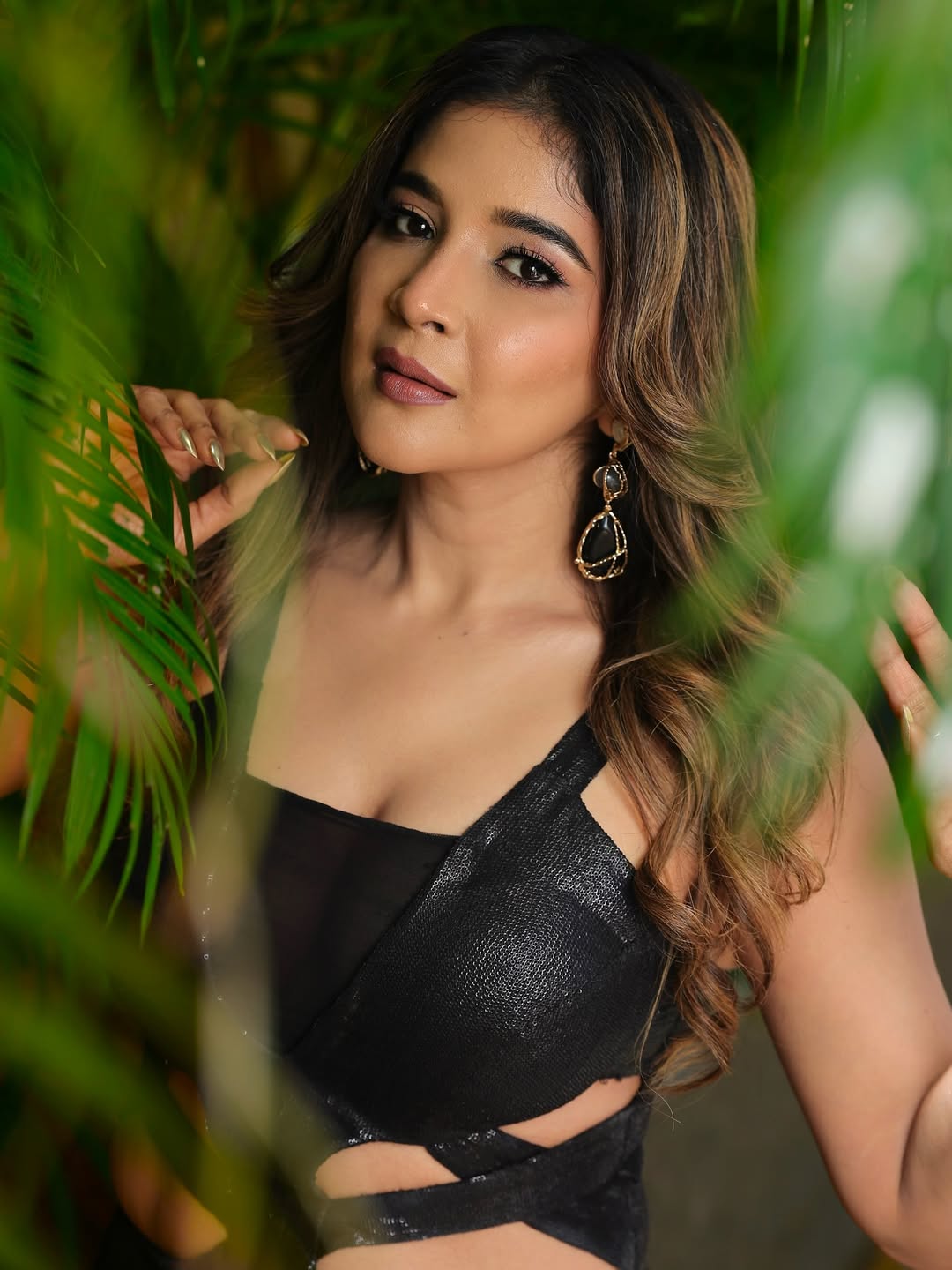 Sakshi Agarwal Flaunts Curves In Trendy Black