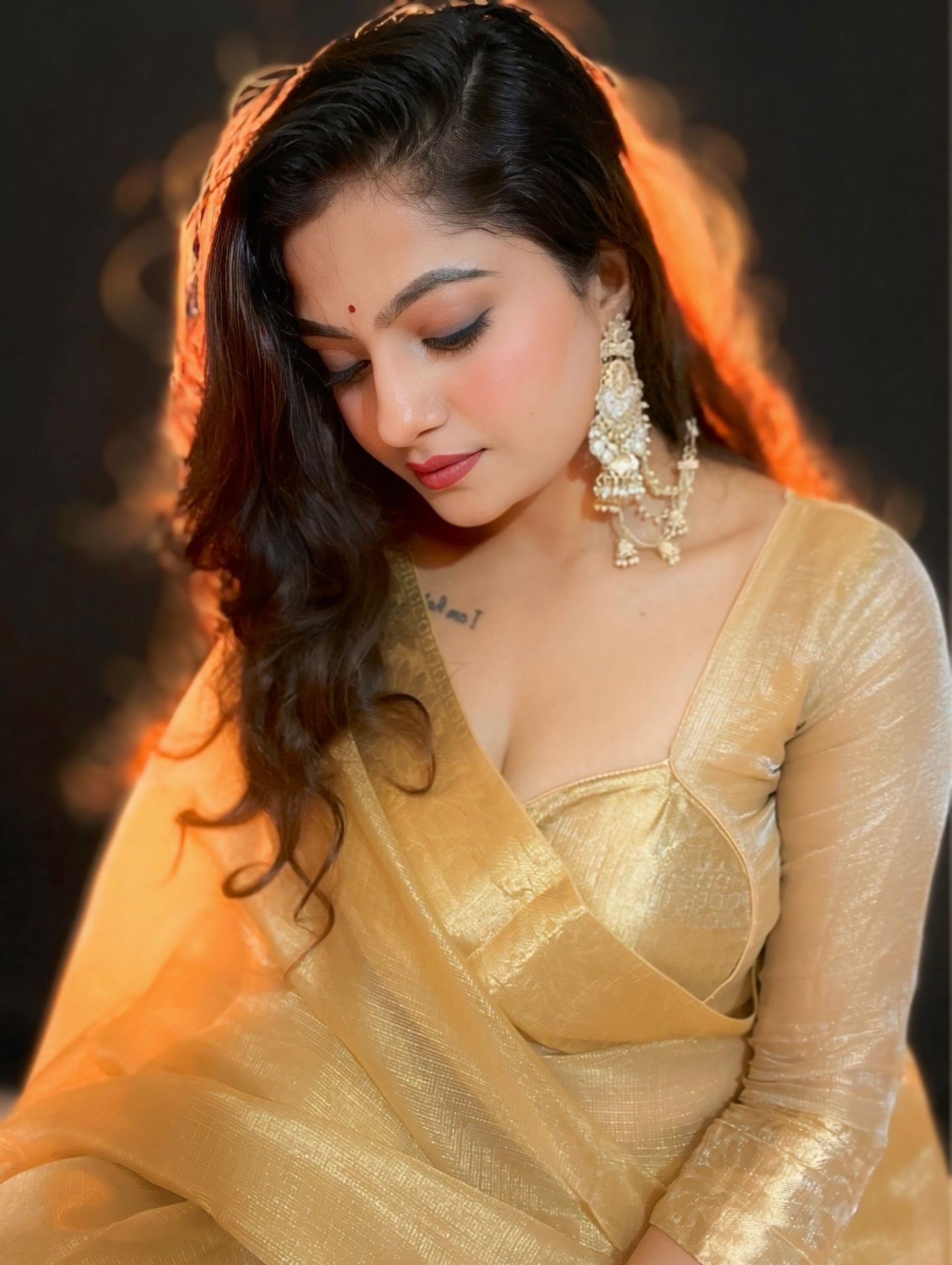 Sanam Joshi Glam Smile In Gold Saree Look