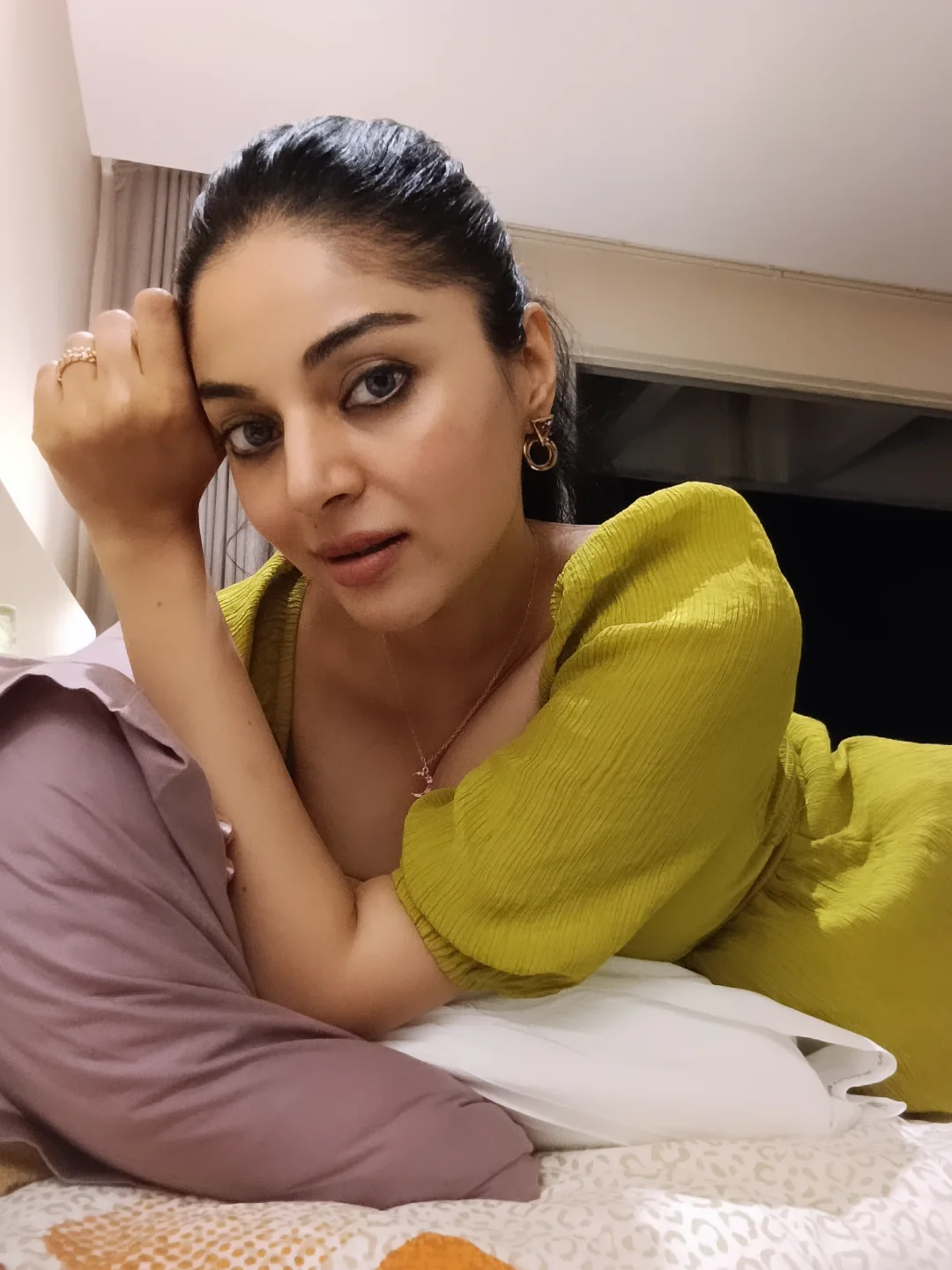 Close Up Of Sanam Shetty's Natural Makeup Look!!