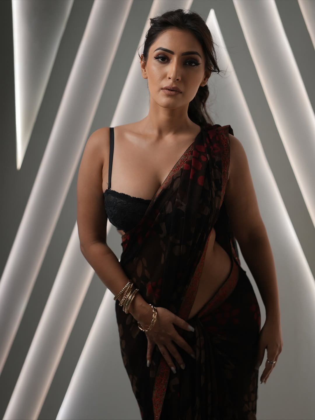 Shivangi Verma Flaunts Her Toned Navel In Saree