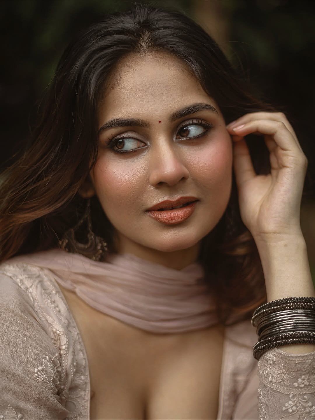 Srushti Bannatti's Daring Plunging Kurta Neckline