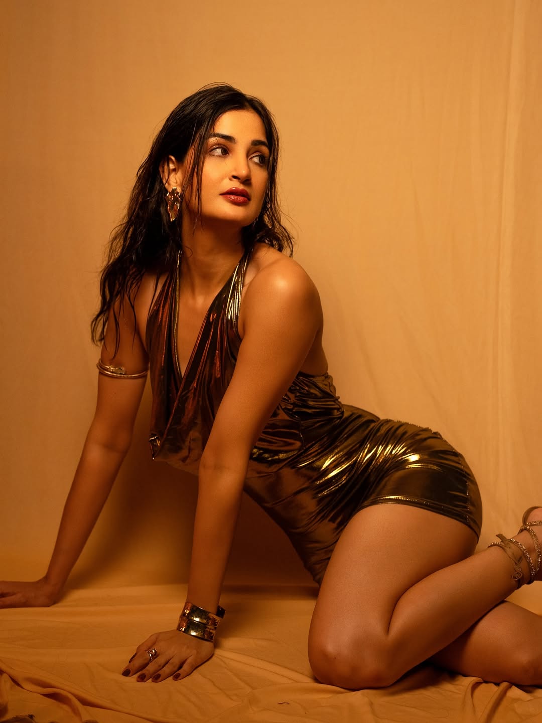 Subhi Joshi's Wet Hair Look And Gold Outfit