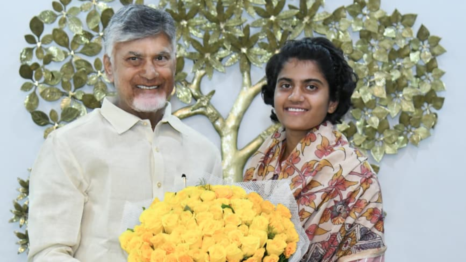 Women’s cricketer Sricharani receiving ₹2.5 crore award from CM Chandrababu Naidu