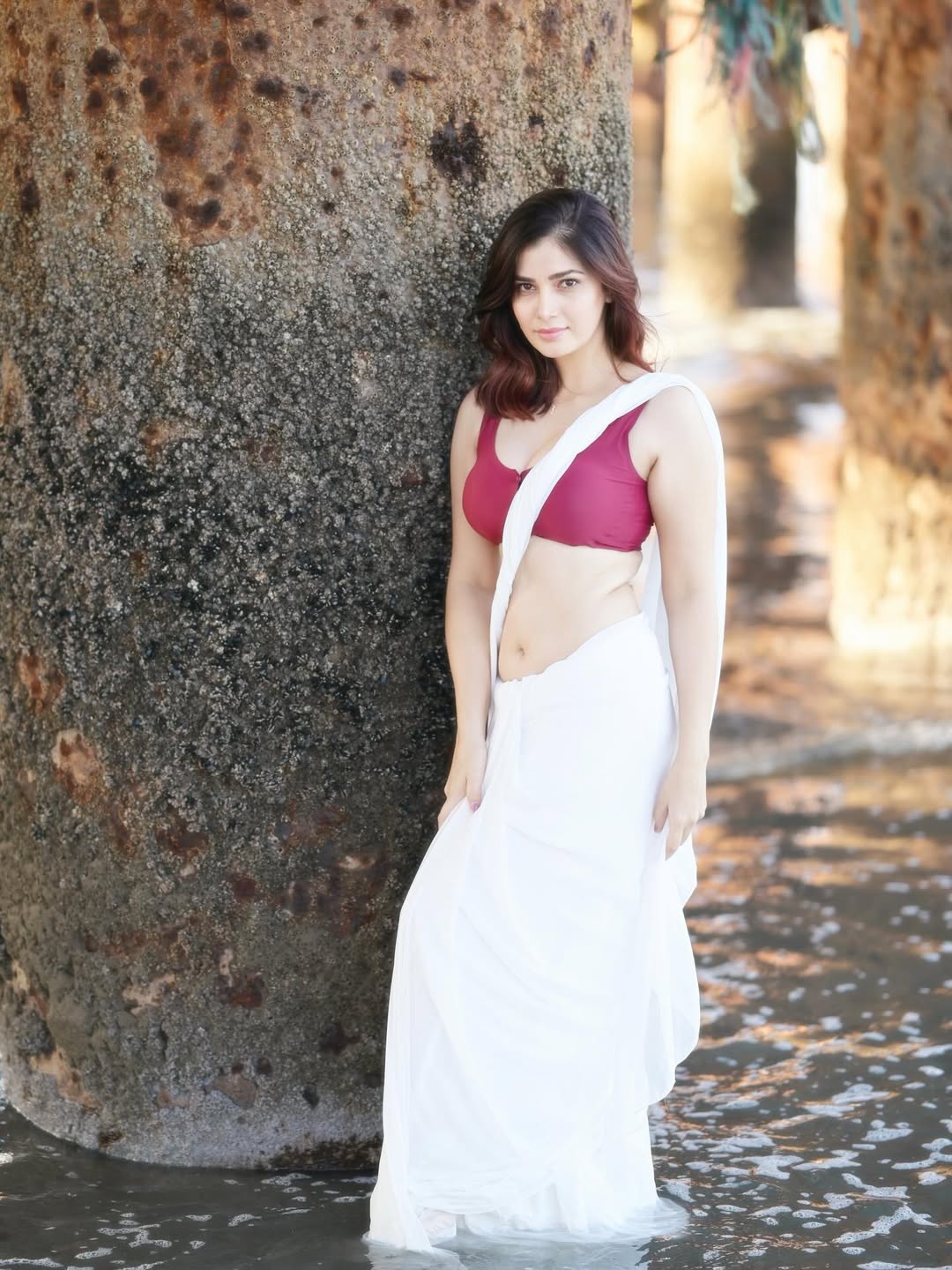 Advika Sharma Flaunts Waist In Beach Saree Pic!