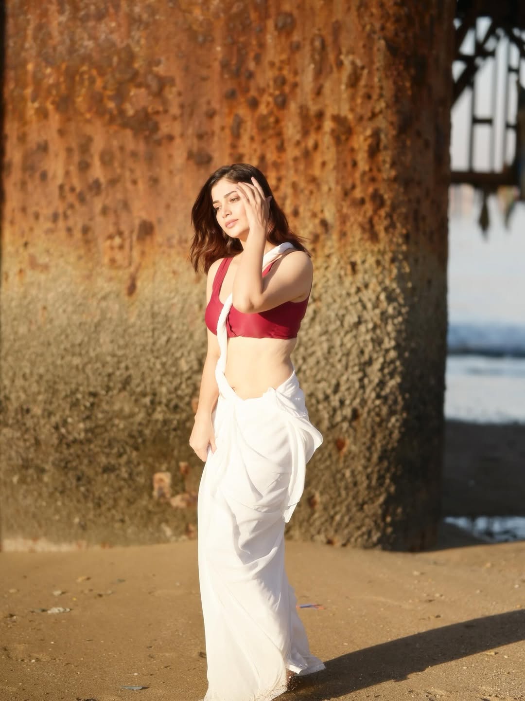 Advika Sharma Looks Hot In Wet Hair Saree Photo!