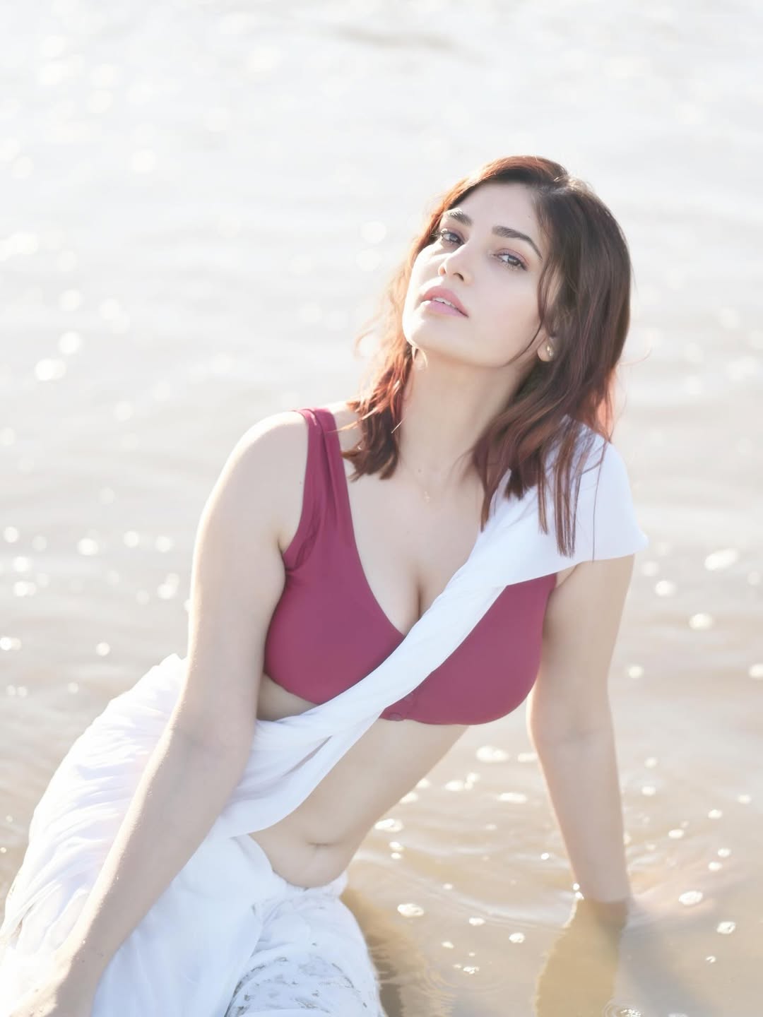 Advika Sharma Shows Curves In Bold Ethnic Wear!!