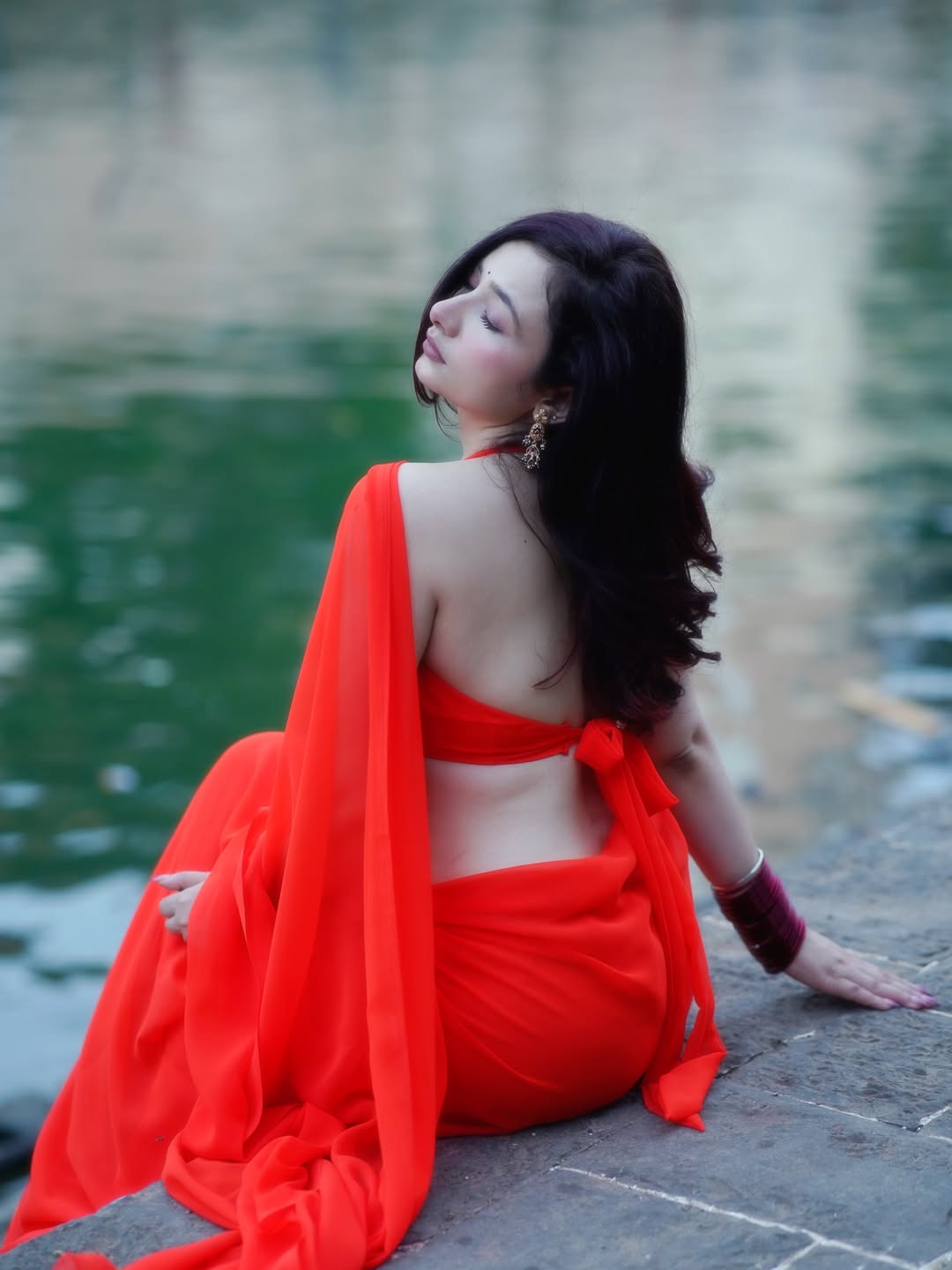 Amrita Mishra Stunning Back Pose In Saree Photo