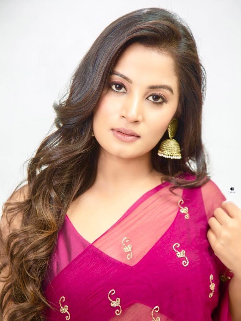 Anusha Rai's Saree Look Is Bold And Beautiful