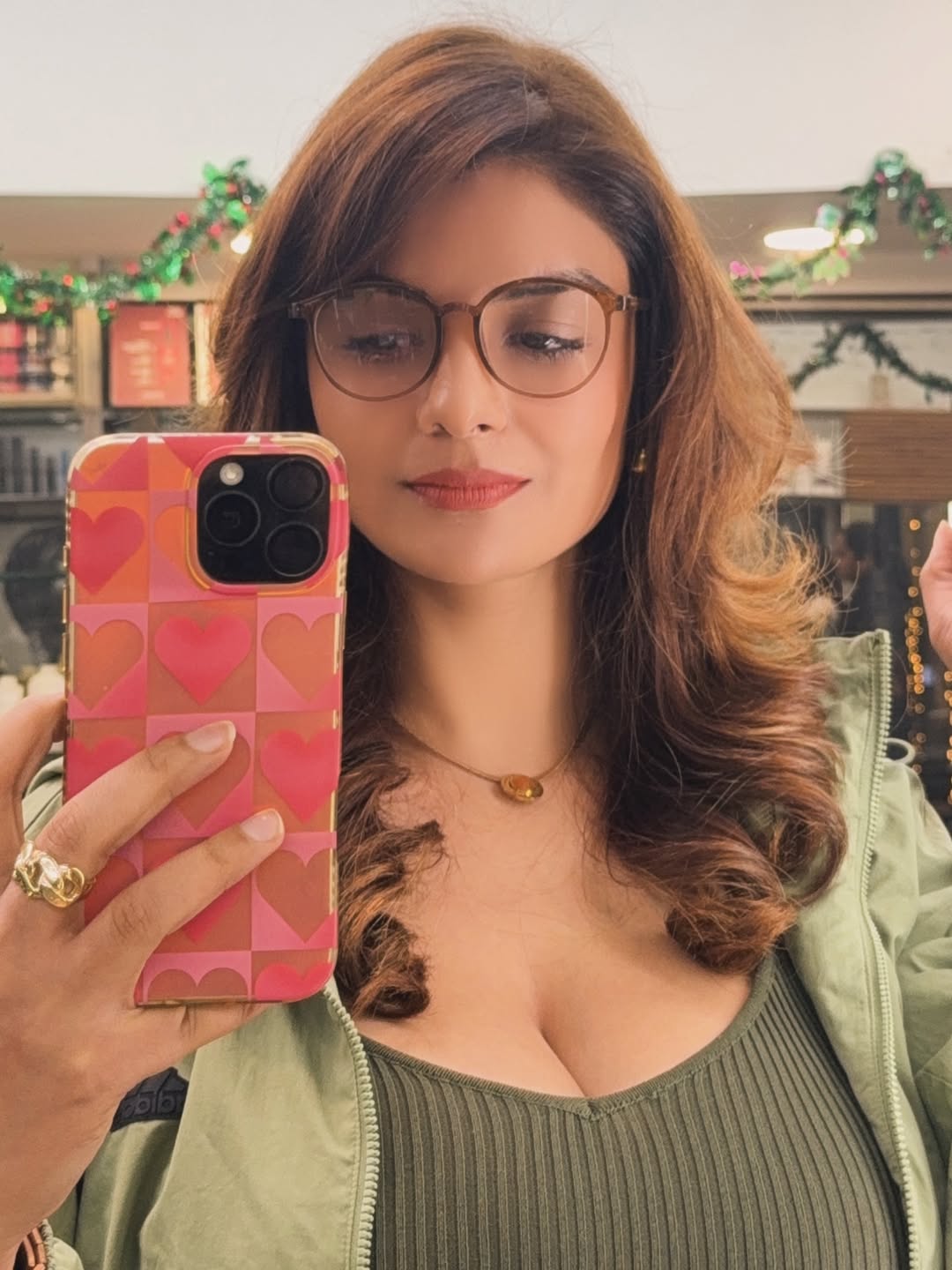 Anveshi Jain Flaunts Curves In Ribbed Top Pic !