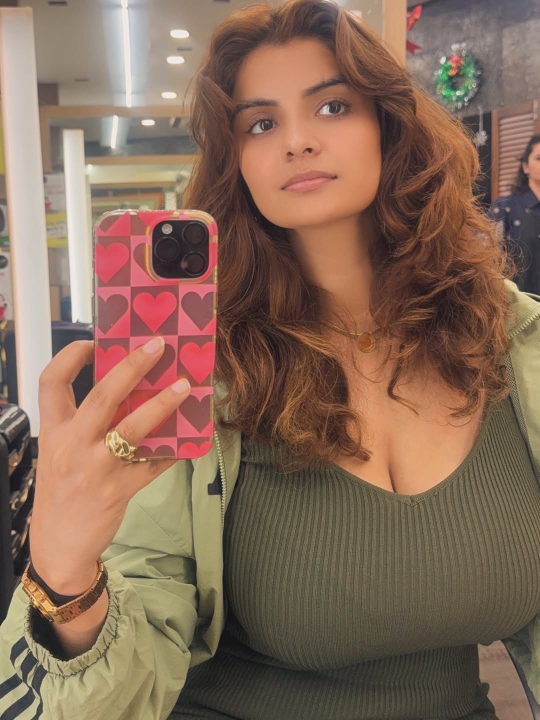 Anveshi Jain Playful Mood In Mirror Selfie Wow !