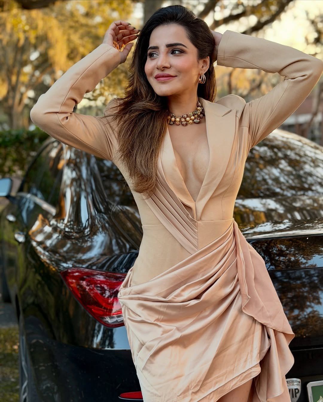 Ashu Reddy Poses Confidently In Golden Hour Pic