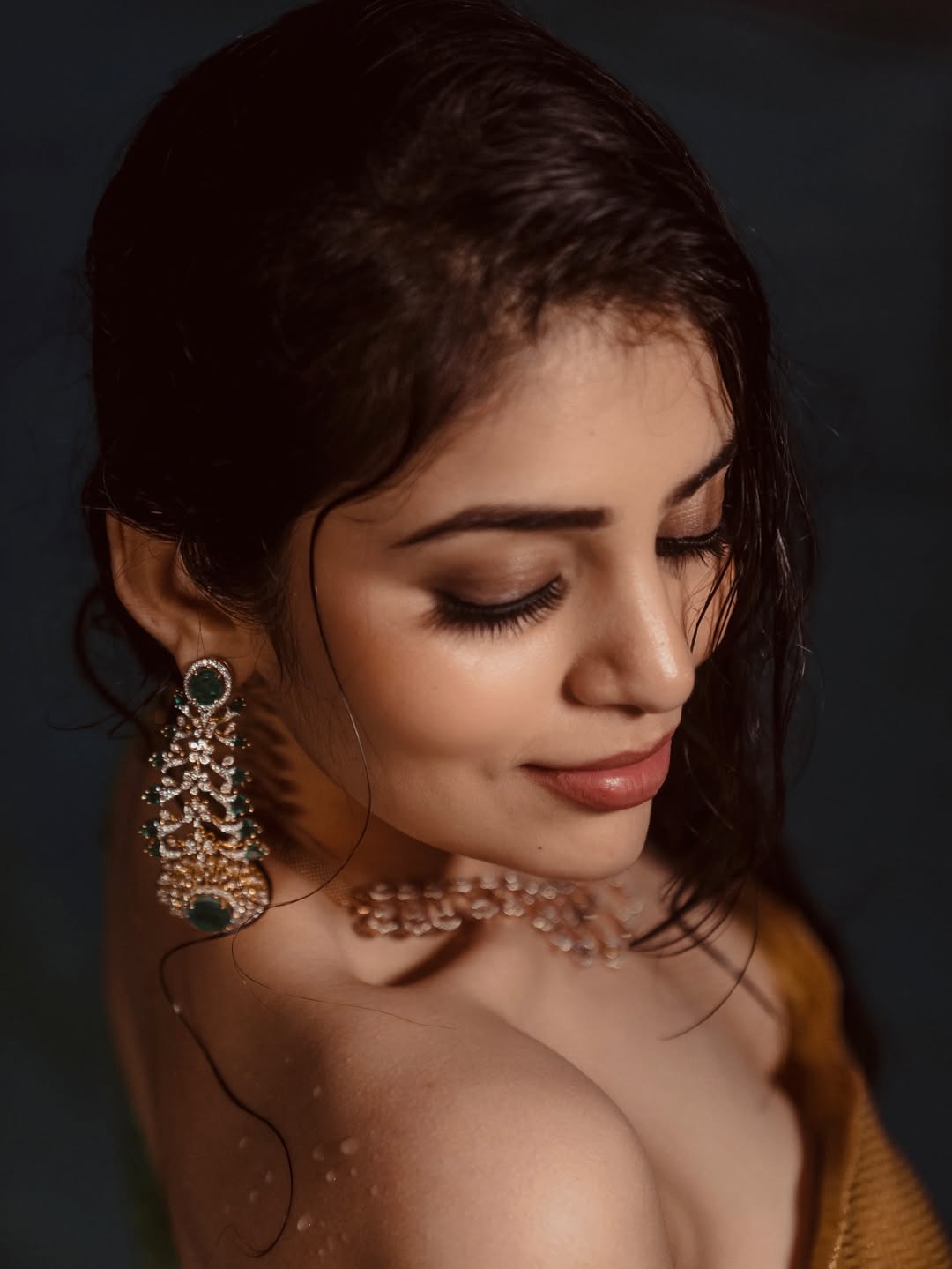 Bandhavi Sridhar Flaunts Curves In Pool Saree Pic