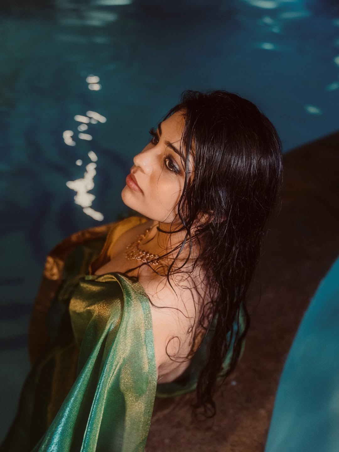 Bandhavi Sridhar Wet Hair Look In Night Saree Pic