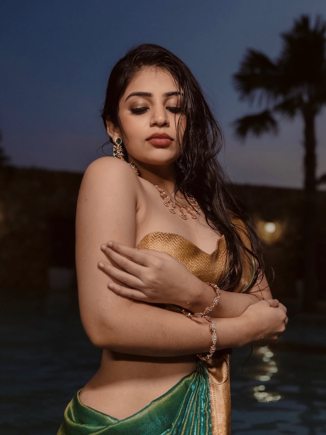 Bandhavi Sridhar Bold Pose In Strapless Blouse Pic