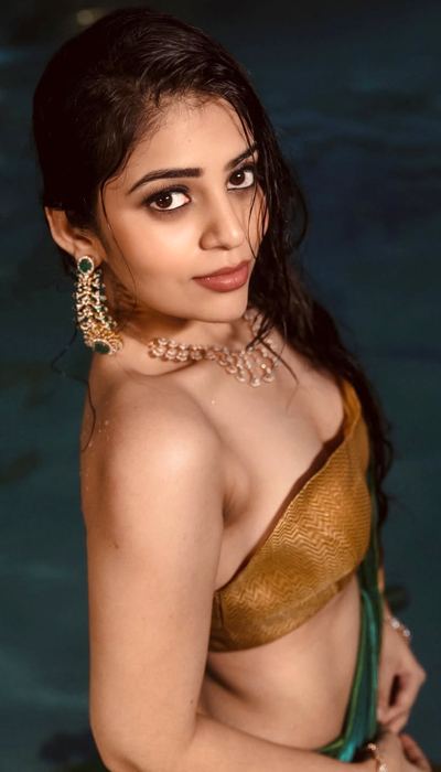 Bandhavi Sridhar Edgy Vibe In Wet Satin Saree Pic