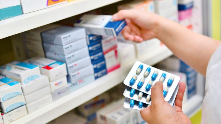 Chemist gives medicines without prescription