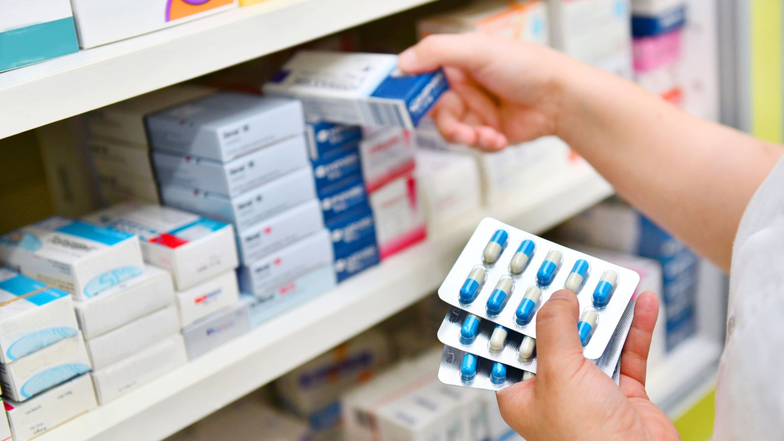 Chemist gives medicines without prescription