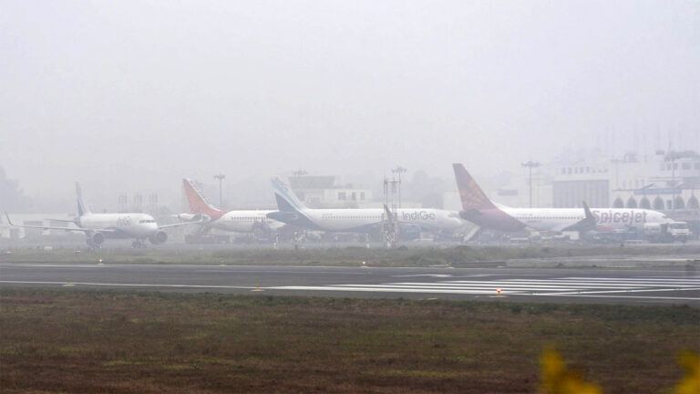 Delhi airport fog flight delays