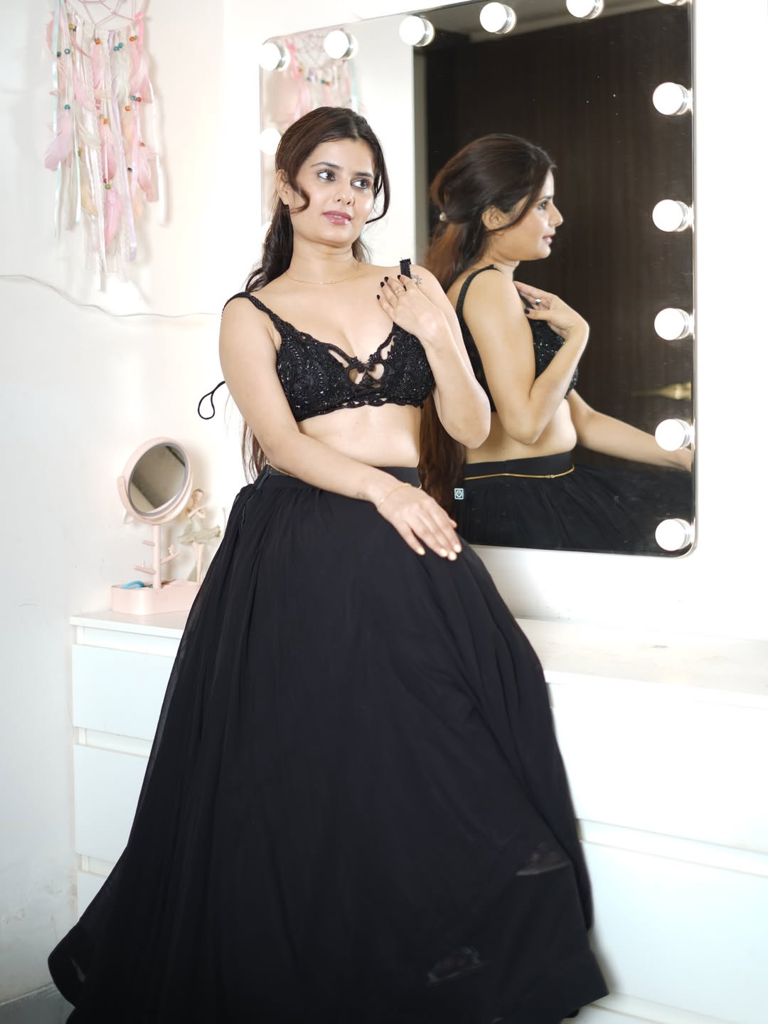 Ekta Sakhre Shows Off Her Toned Midriff and Navel