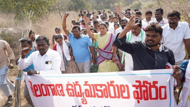 Kavitha bhoo poratam in Manakondur