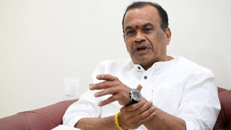 Komatireddy Backs Chandrababu, Softens Stand on Pawan