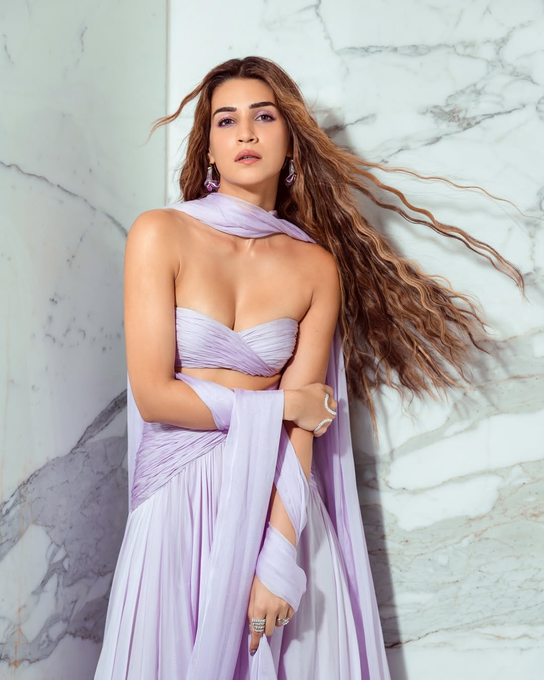 Kriti Sanon Flaunts Curves In Purple Outfit Pic!