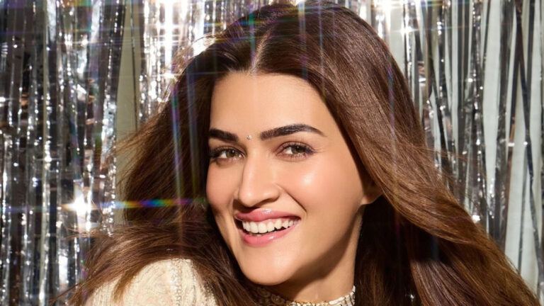 Kriti Sanon celebrates Tere Ishq Mein success