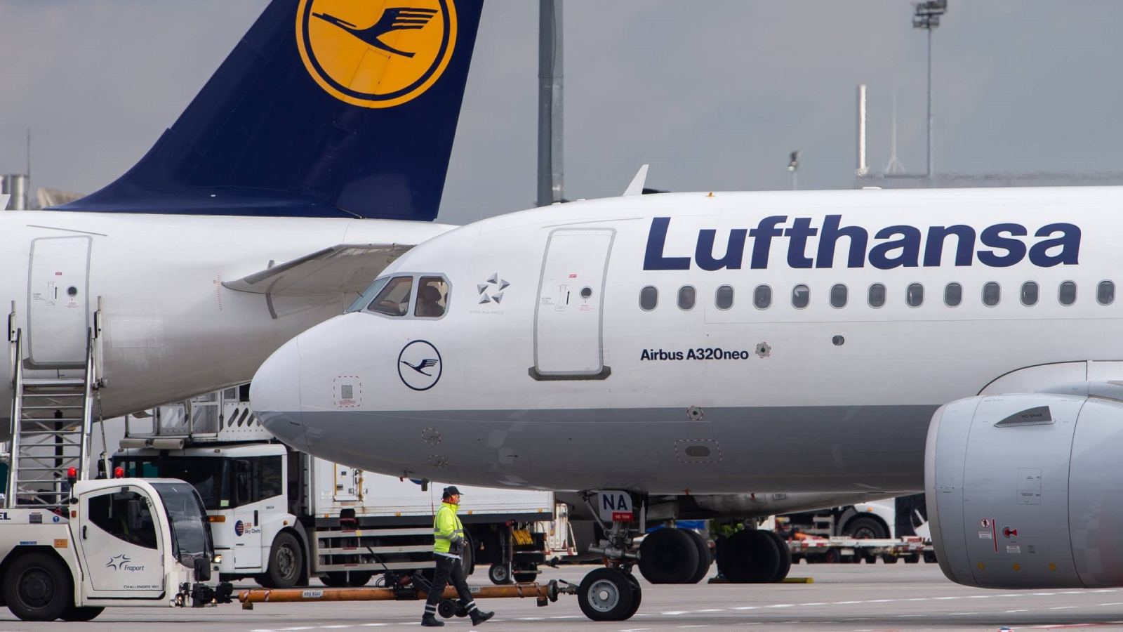 Lufthansa passenger double bag charge