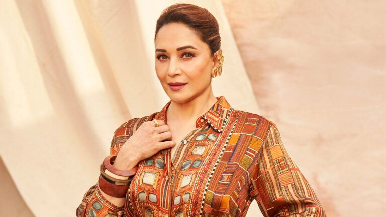 Madhuri Dixit Dayavan kissing scene reflection
