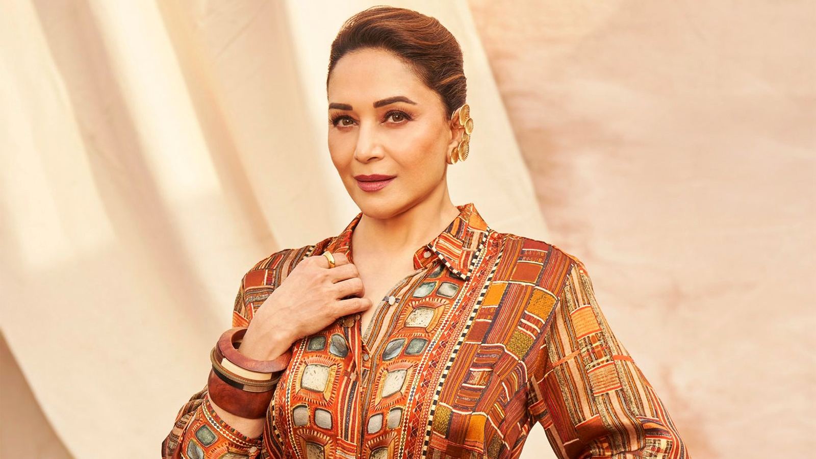 Madhuri Dixit Dayavan kissing scene reflection