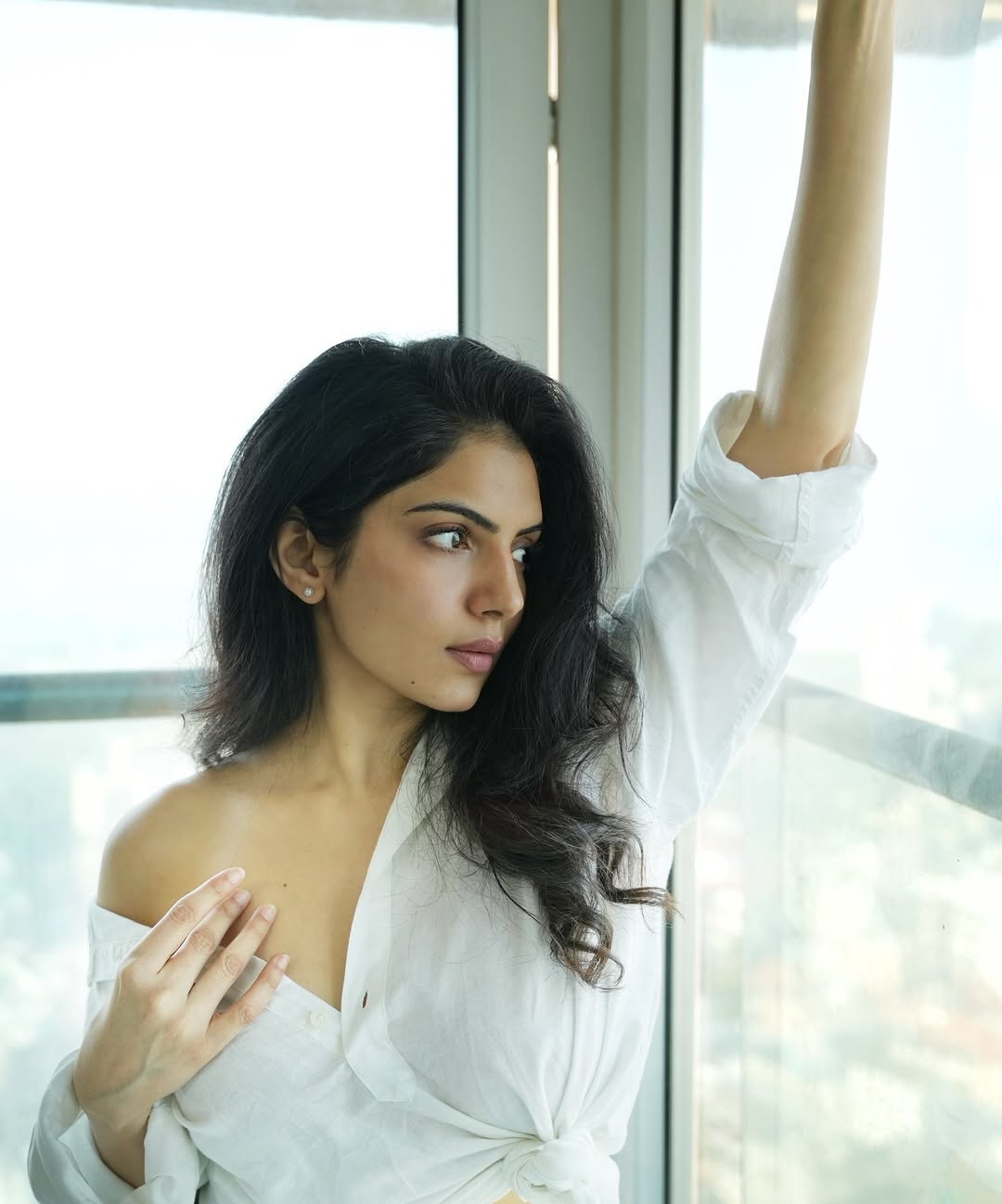 Misha Narang Sizzling Avatar In Trendy Shirt Pic