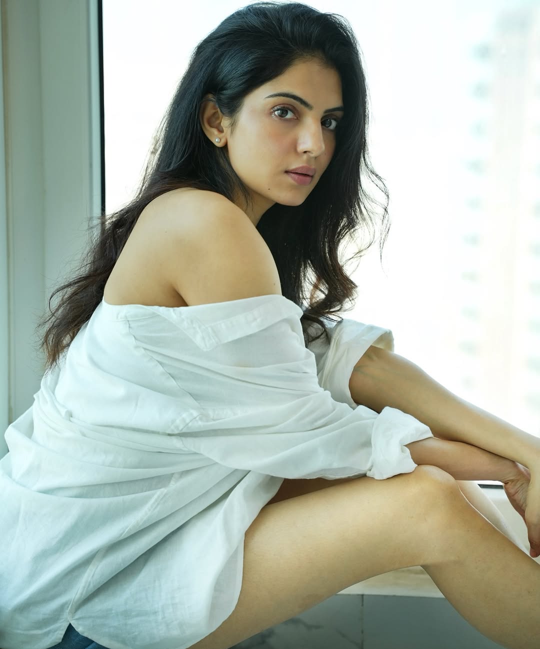 Misha Narang Bold Pose In Casual Outfit Close Up