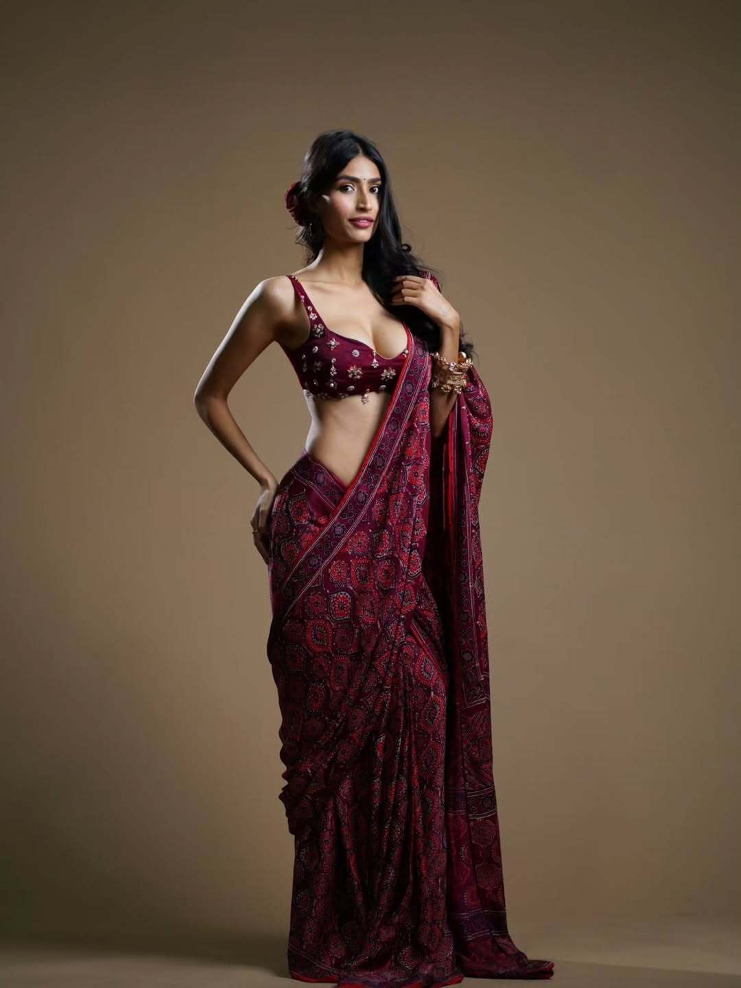 Neikitha Flaunts Toned Waist In Ethnic Wear