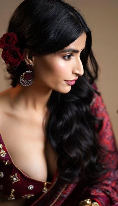 Neikitha Shows Curves In Printed Maroon Saree