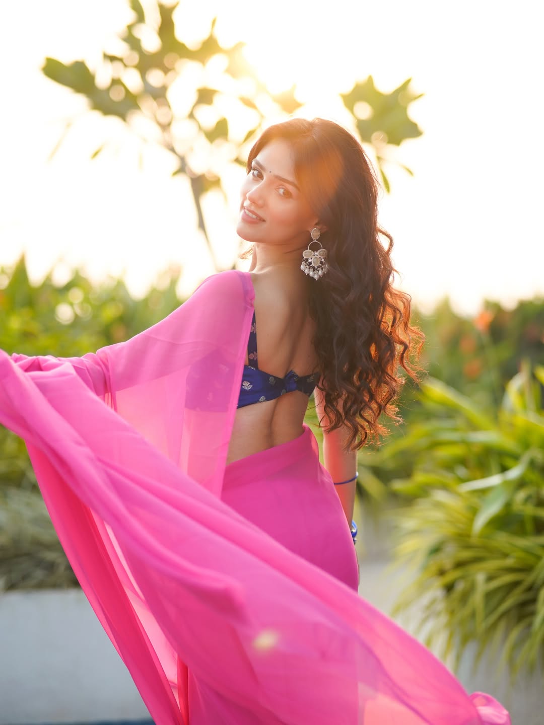 The Actress Flaunts Her Back In Blue Blouse Fit.