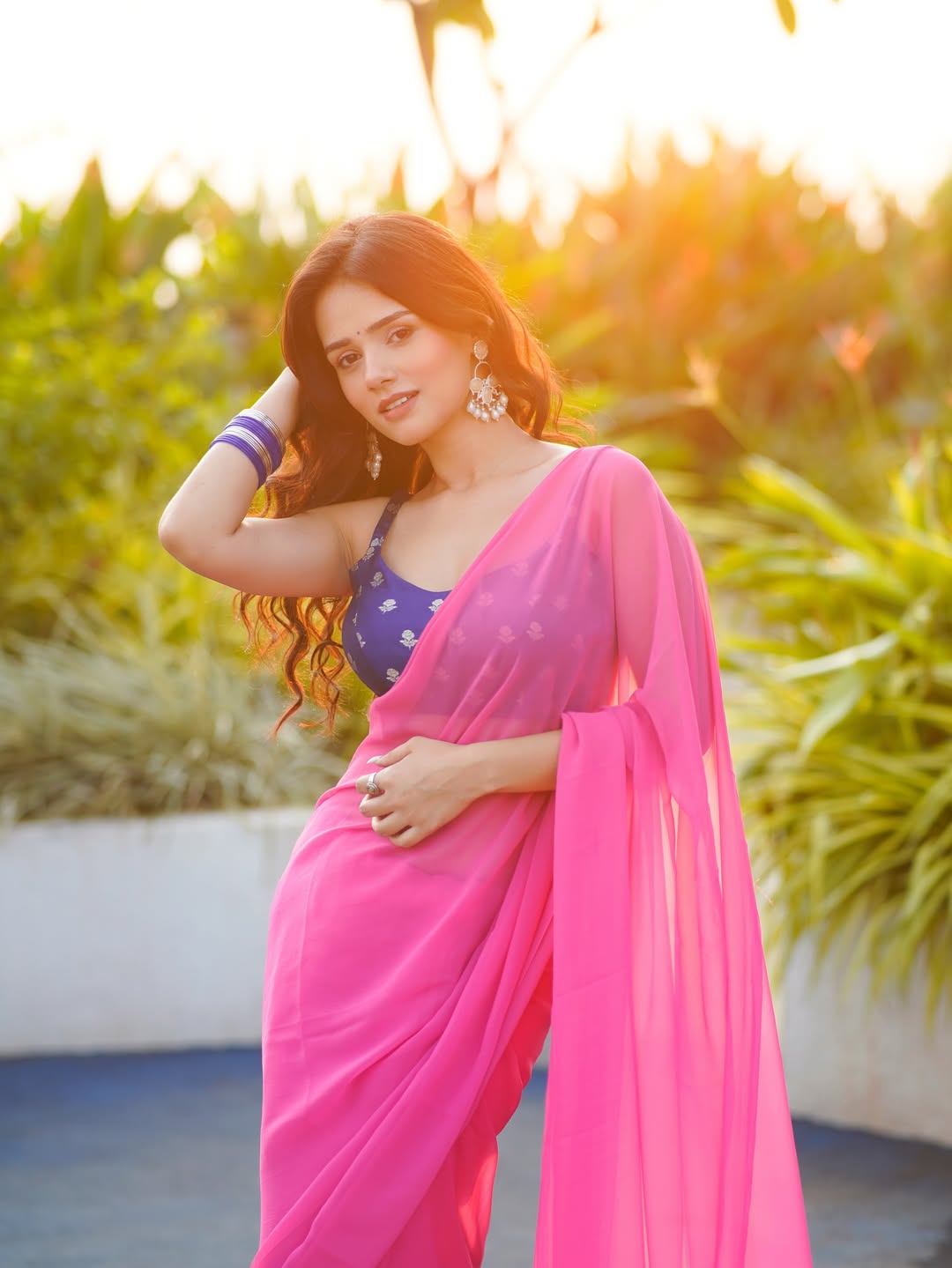 Nishi Saxena's Sun Kissed Look In Ethnic Wear !!