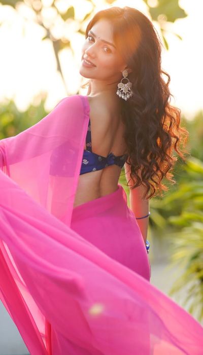 Nishi Saxena Raises Heat In A Simple Pink Saree!