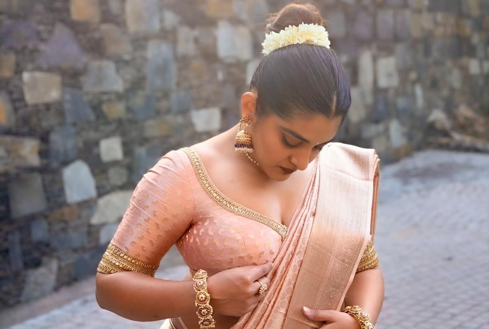 Nivetha Thomas saree viral photo