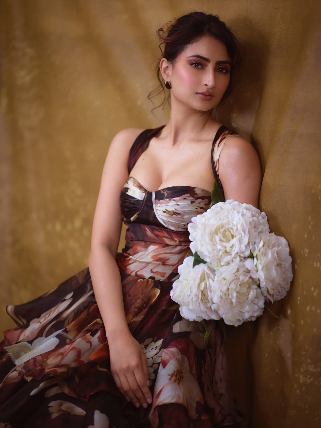 The Actress Flaunts Cleavage In Corset Style Top