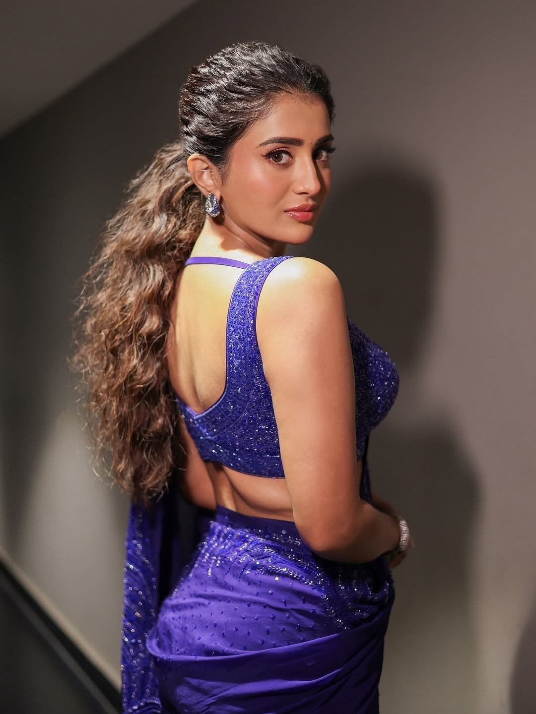 Rashi Singh Glowing Skin In Blue Saree Style Pic