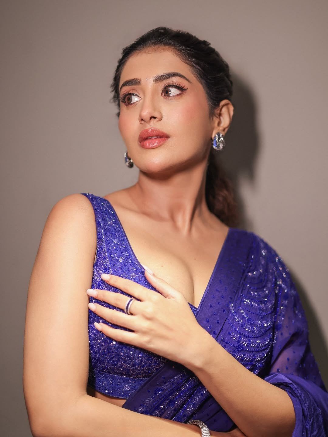 Rashi Singh Flaunts Curves In Blue Desi Look Pic