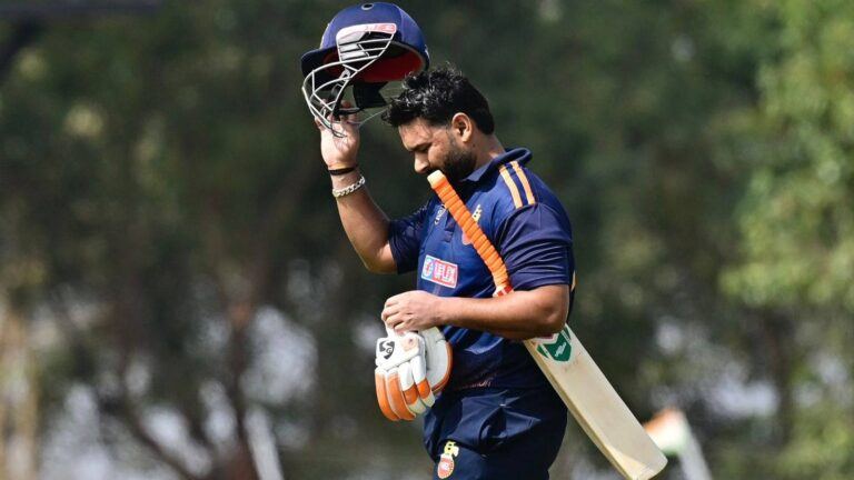 Rishabh Pant batting for Delhi vs Gujarat