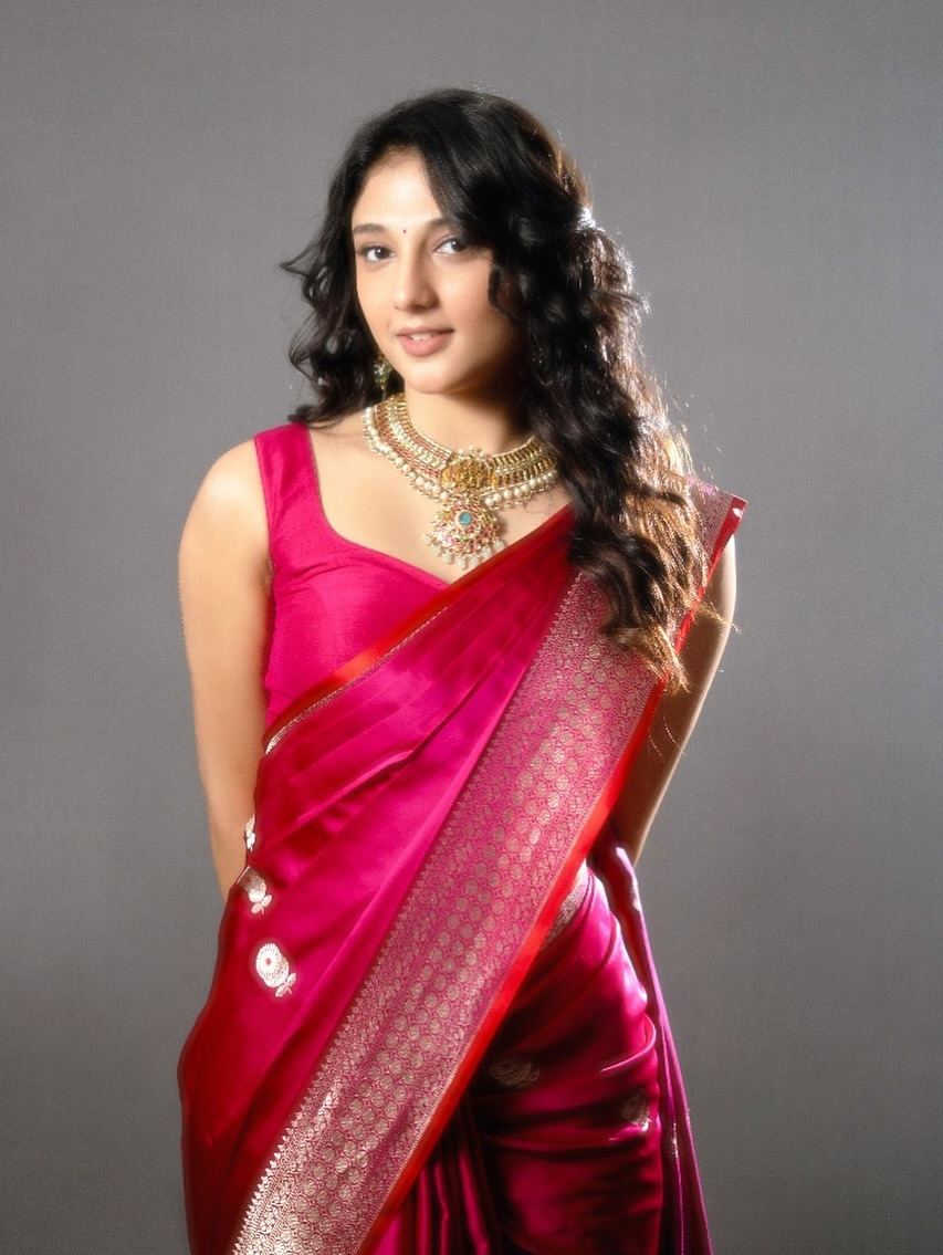 Hot Pink Saree With Heavy Jewellery Look