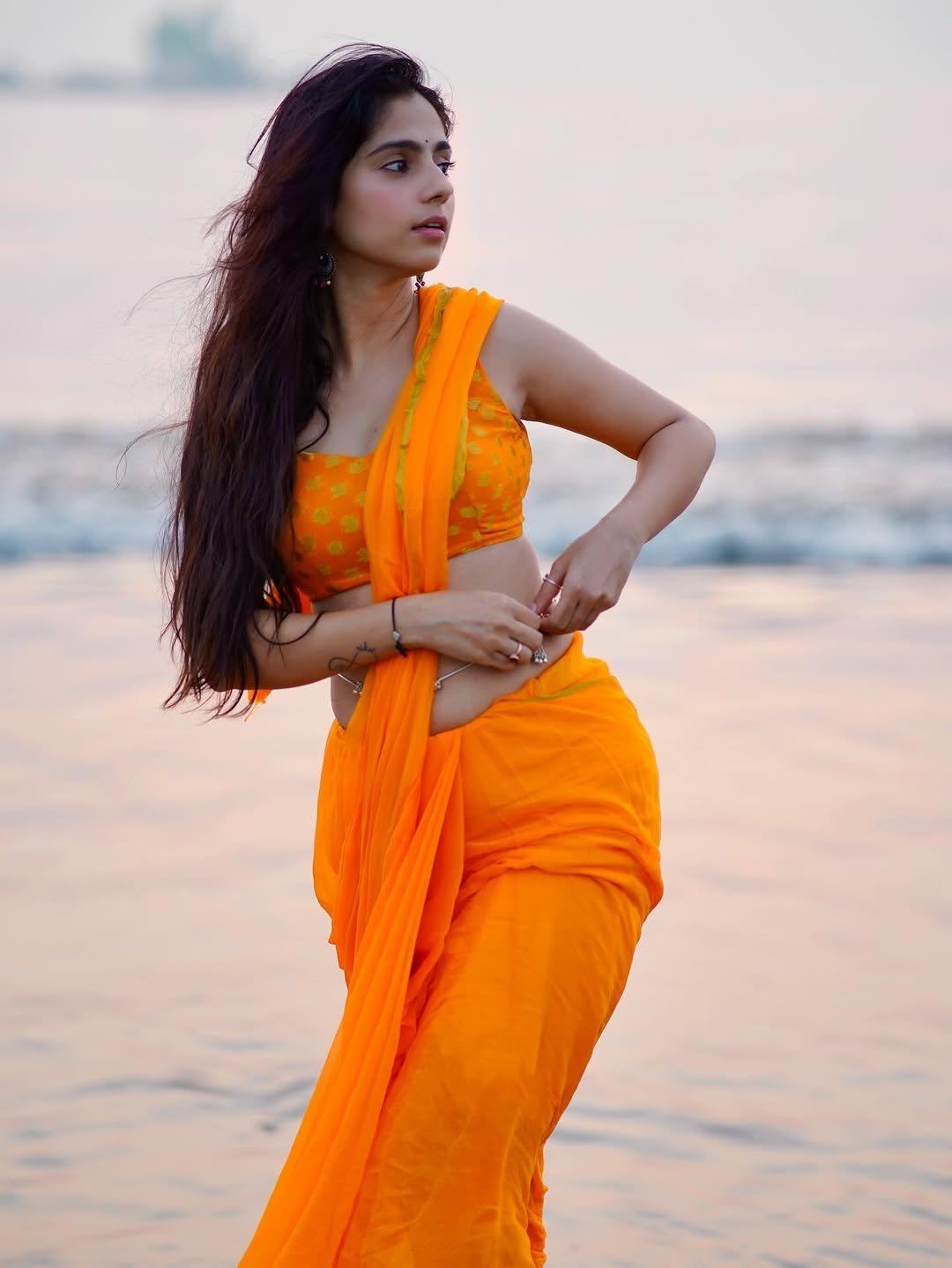 Rose Sardana Flaunts Curves In Wet Saree Photo!