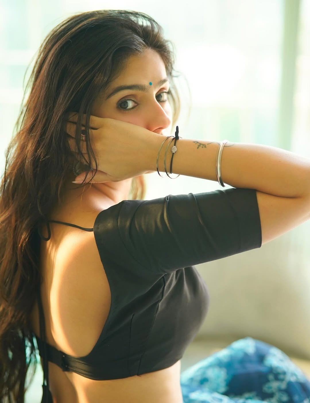 Rose Sardana's Sizzling Look In A Printed Saree