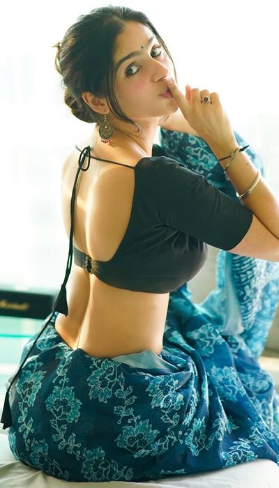 Rose Sardana's Bold Saree Pose Is Too Hot