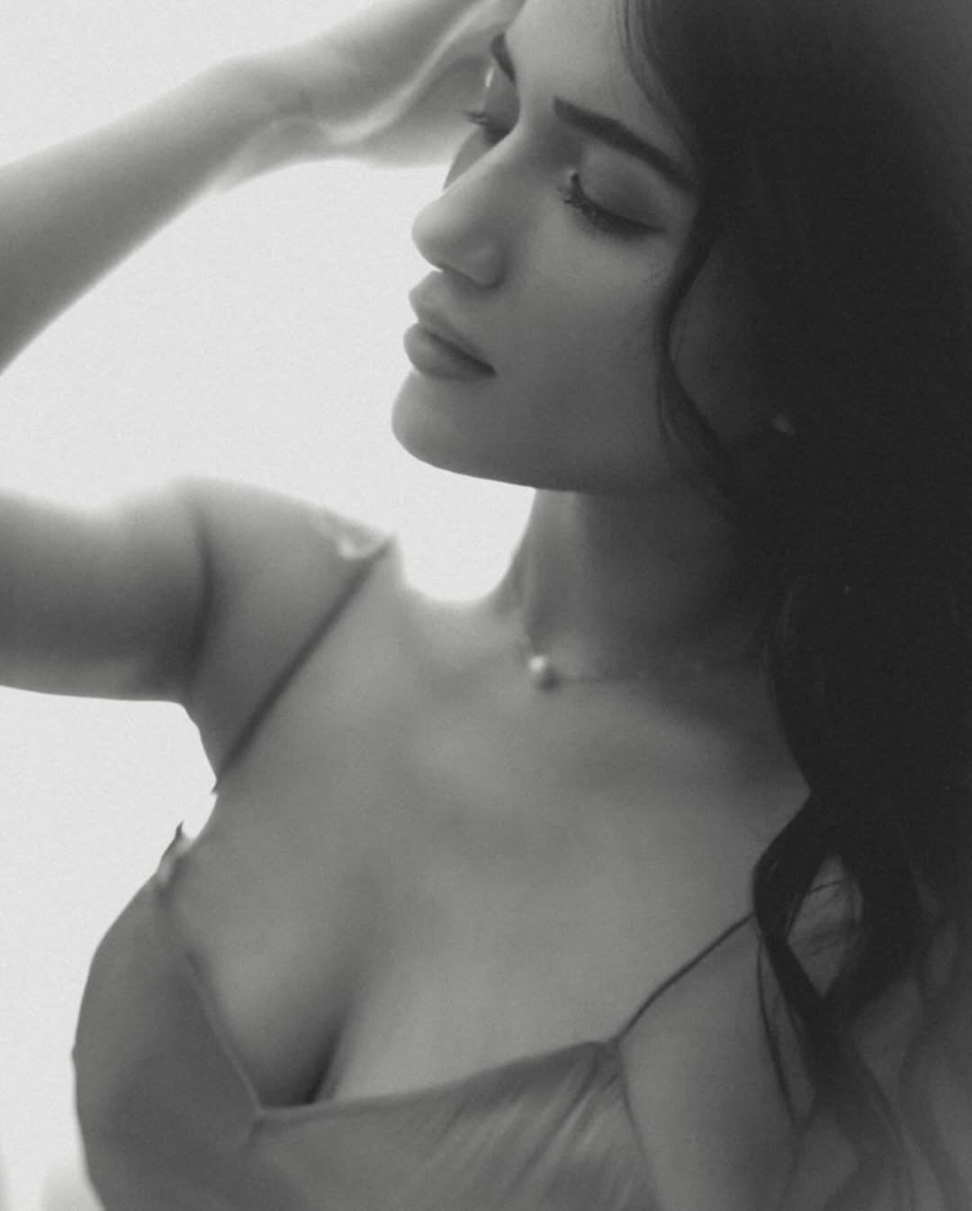 Ruhani Sharma Sizzling Avatar In Trendy Pose Pic