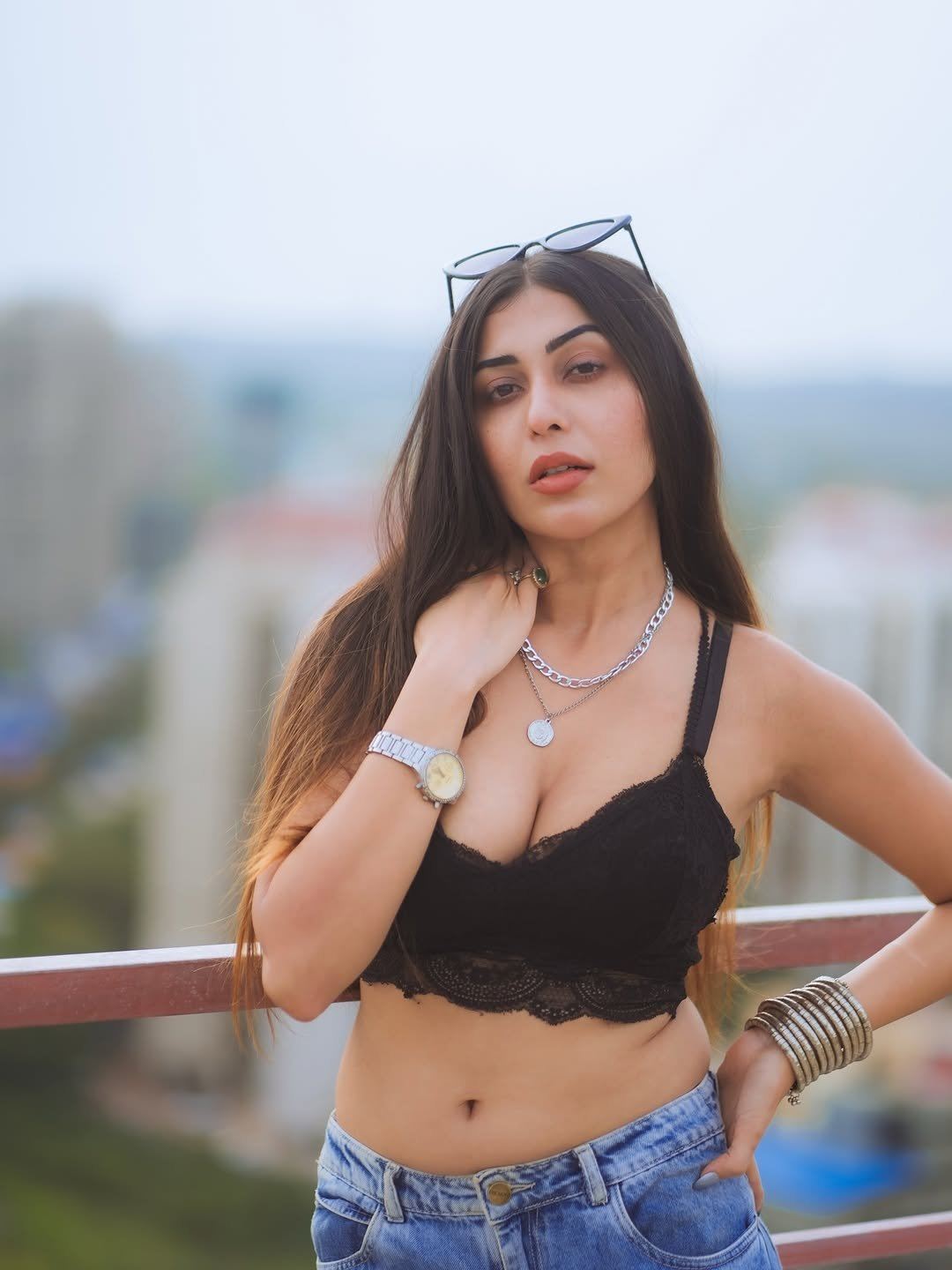 Ruma Sharma Sizzling Navel Show In Ripped Jeans!