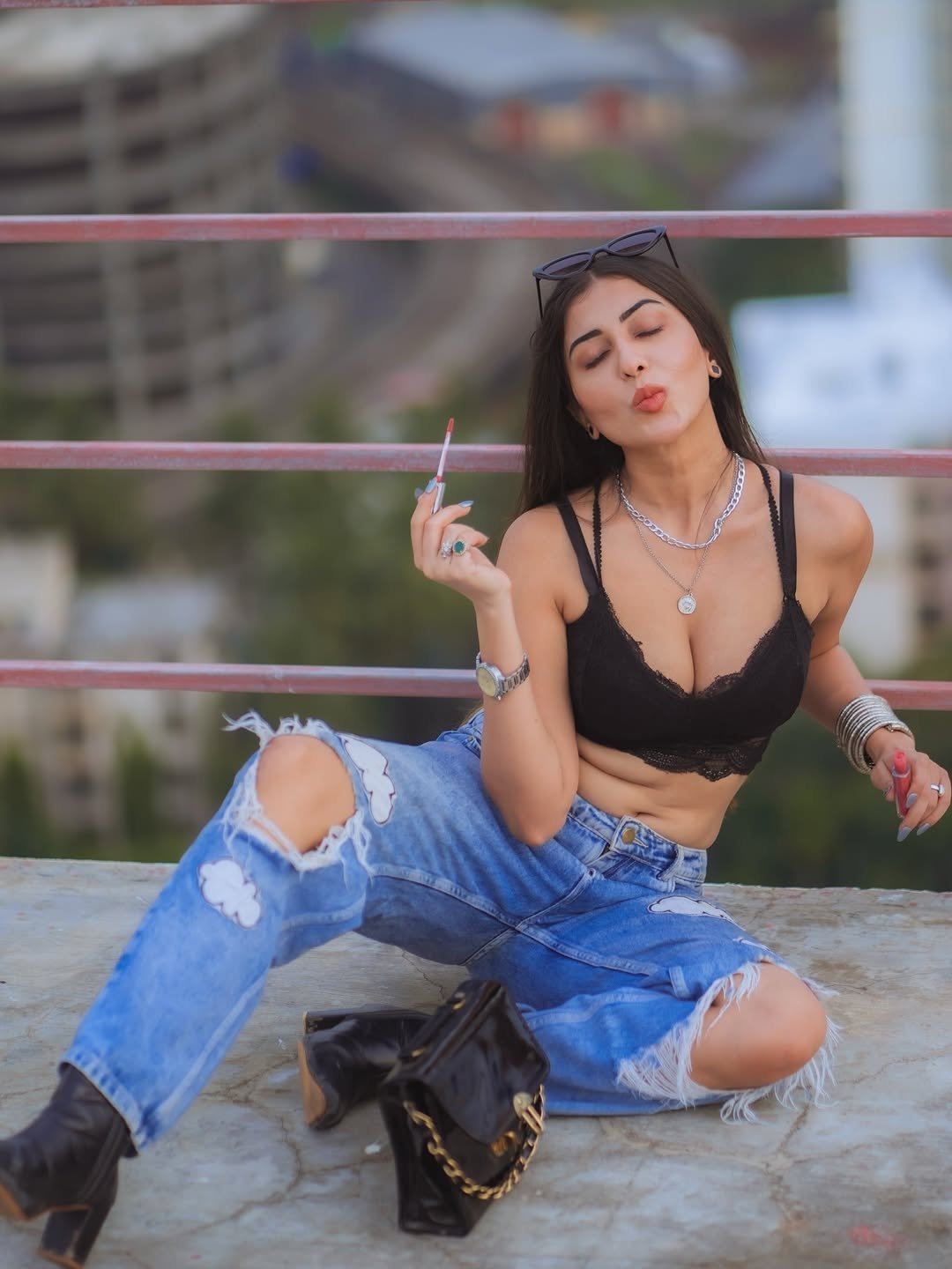 Ruma Sharma Flaunts Curves In Trendy Denim Look!