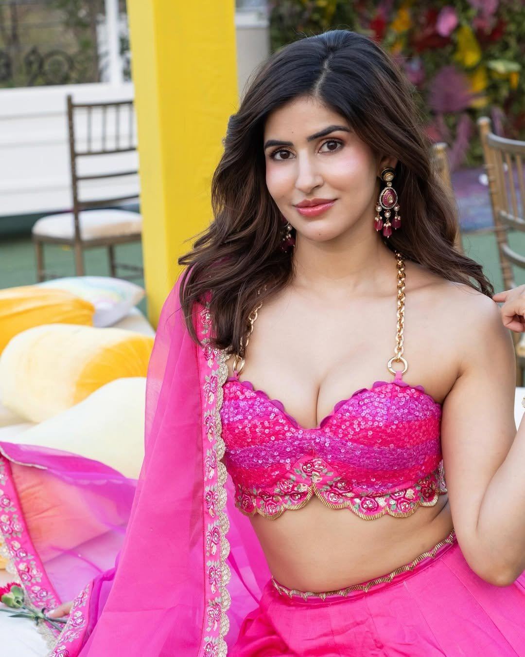 Sakshi Malik Flaunts Cleavage In Bold Blouse